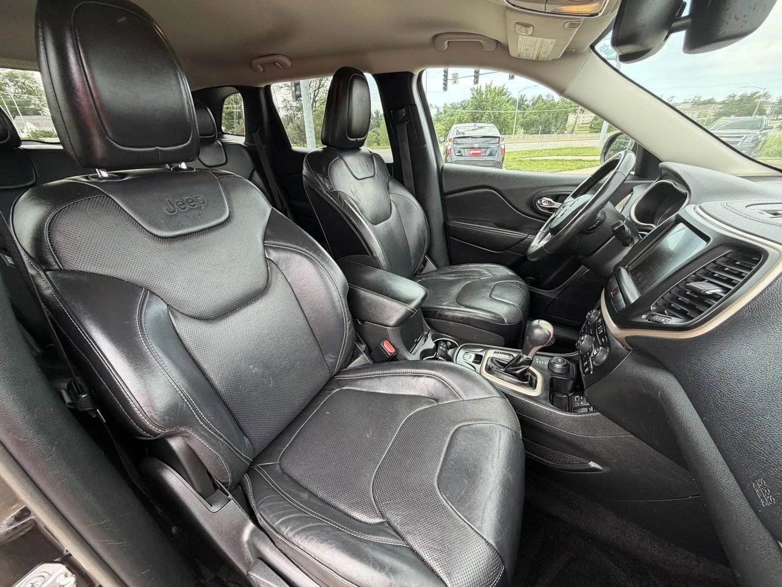 Used 2015 Jeep Cherokee Limited w/ Luxury Group AWD/4WD image 15