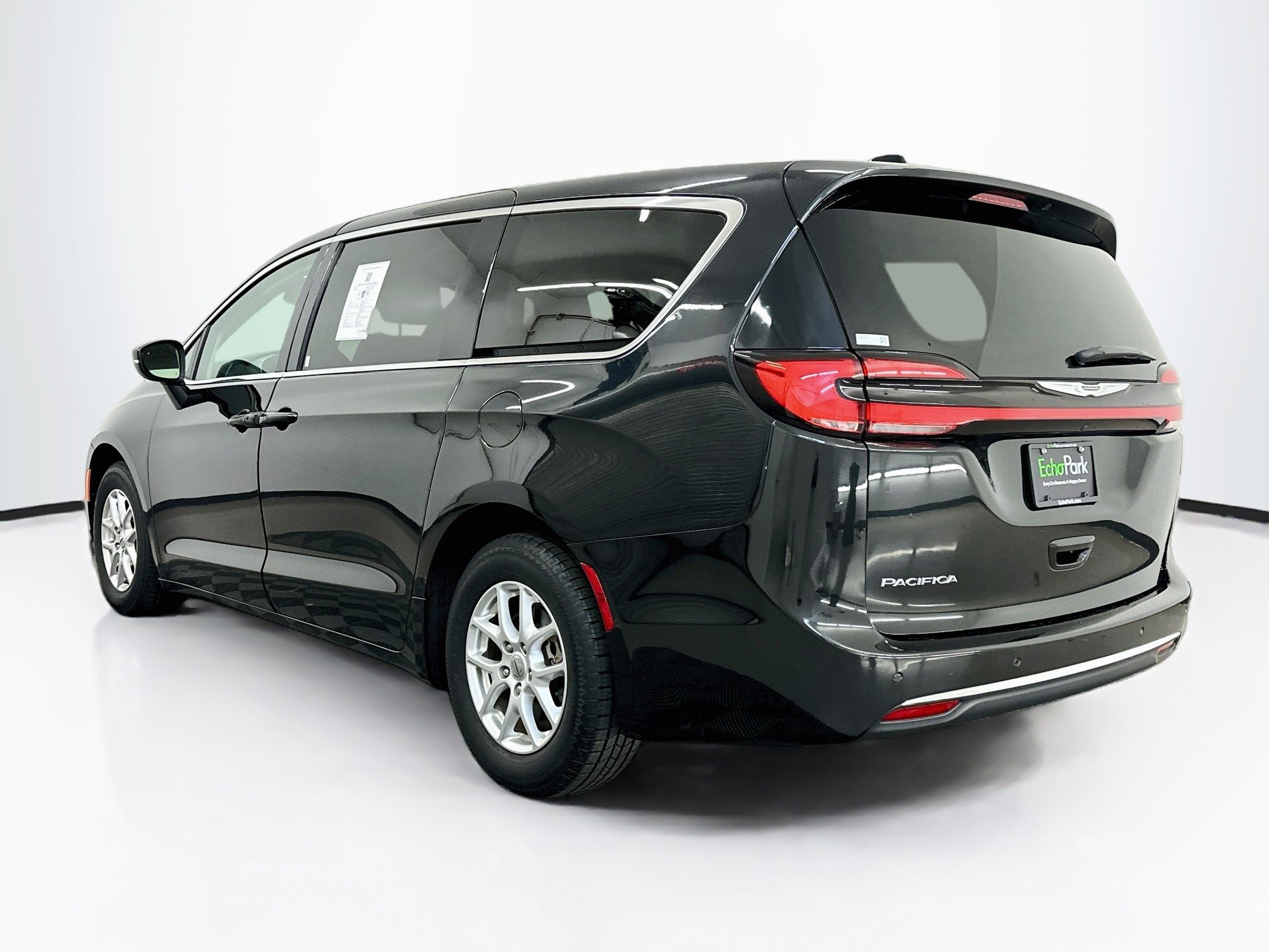 Used 2023 Chrysler Pacifica Touring-L FWD image 5