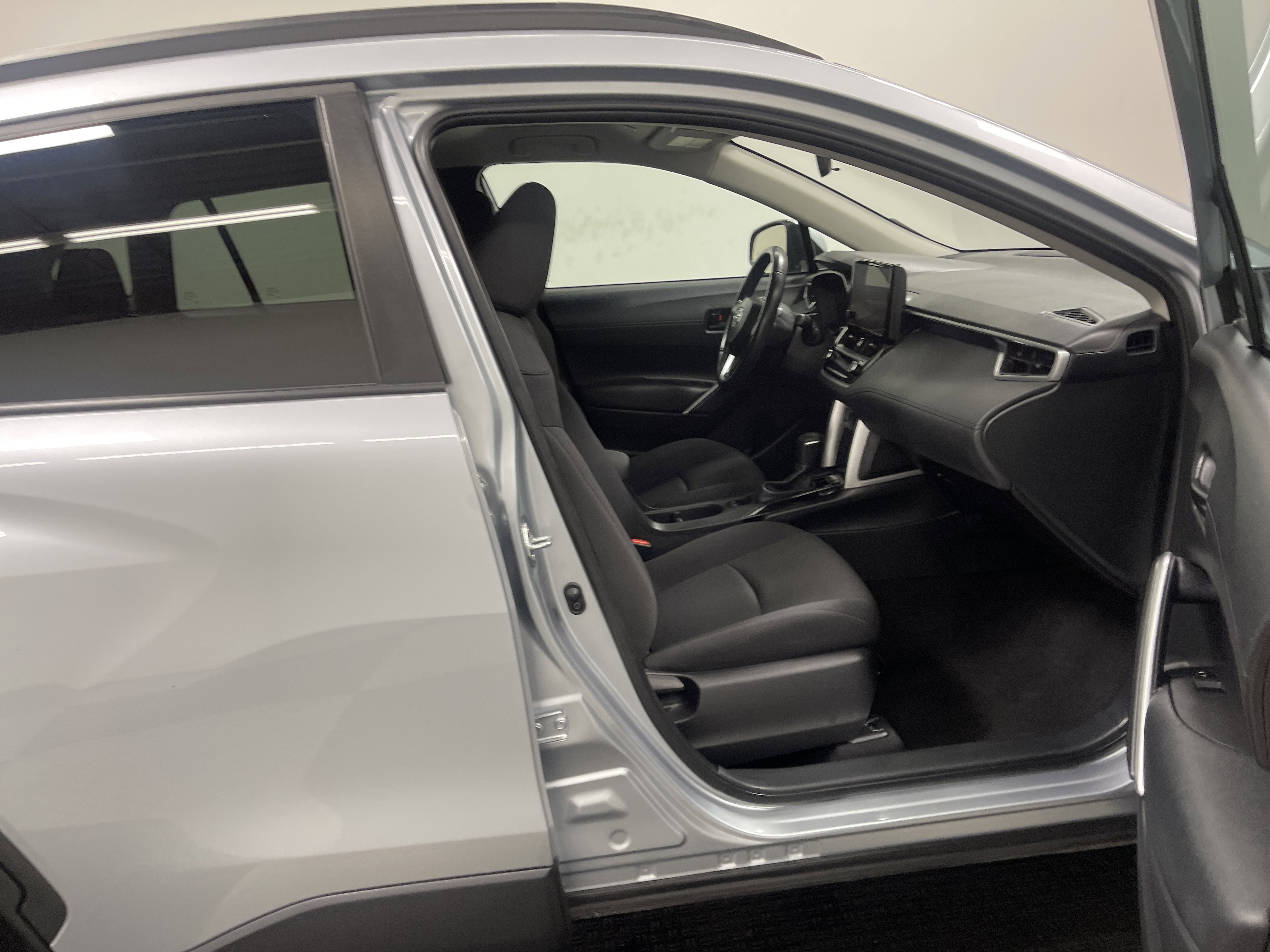 Used 2024 Toyota Corolla Cross LE image 25