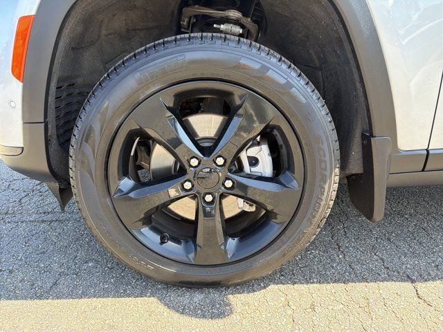 Certified 2025 Jeep Grand Cherokee L Limited w/ Luxury Tech Group II AWD/4WD image 12