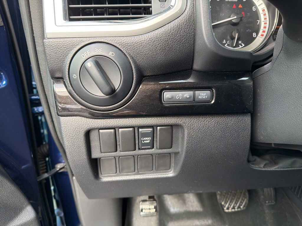 Used 2019 Nissan Titan SV image 18