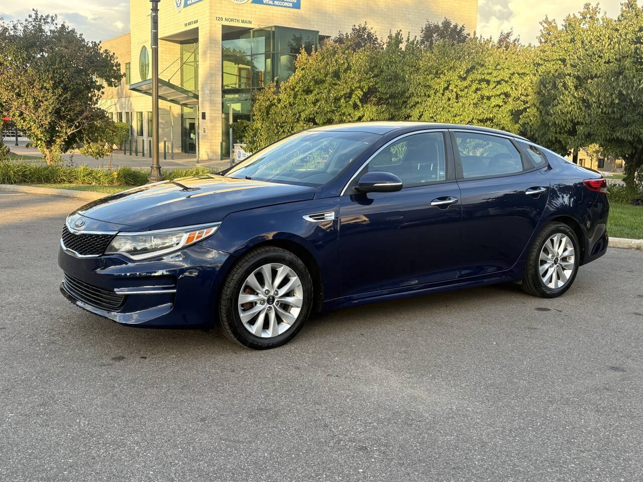 Used 2018 Kia Optima LX w/ 17" Alloy Wheels Package FWD image 2