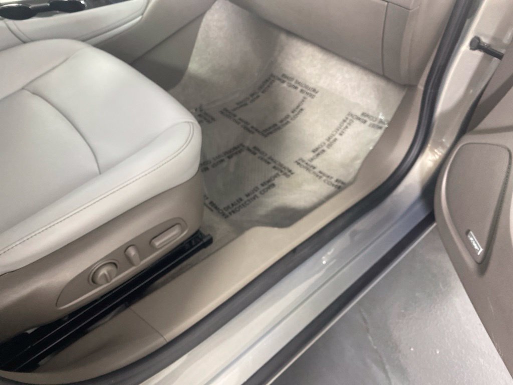 Used 2017 Chevrolet Malibu Hybrid w/ Leather Package FWD image 31