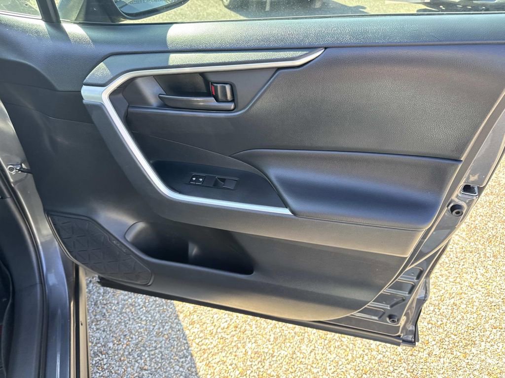 Used 2019 Toyota RAV4 LE image 15