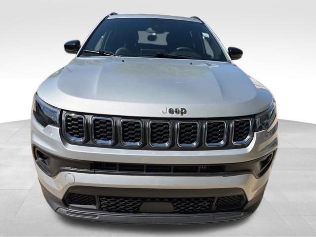 Used 2024 Jeep Compass Latitude image 2