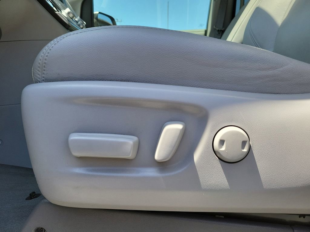 Used 2020 Toyota Sienna XLE w/ XLE Navigation Package FWD image 24