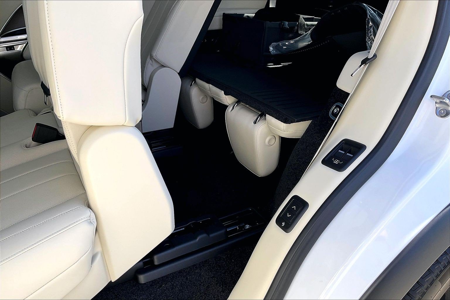 New 2026 Land Rover Range Rover Long Wheelbase SE AWD/4WD image 25