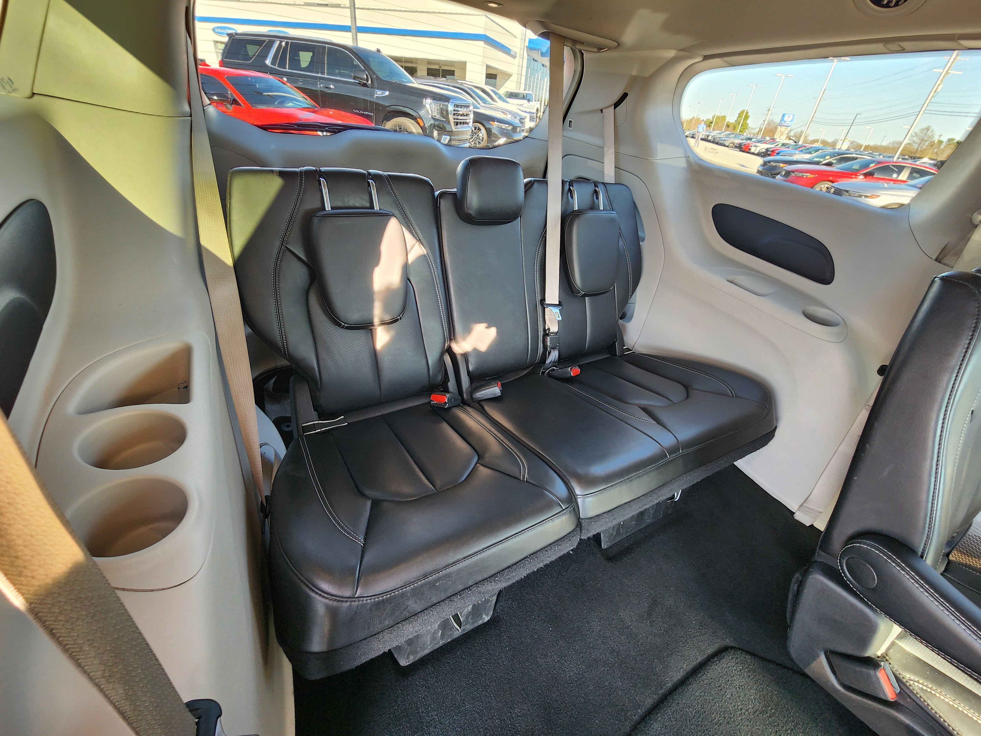 Used 2023 Chrysler Pacifica Touring-L image 14