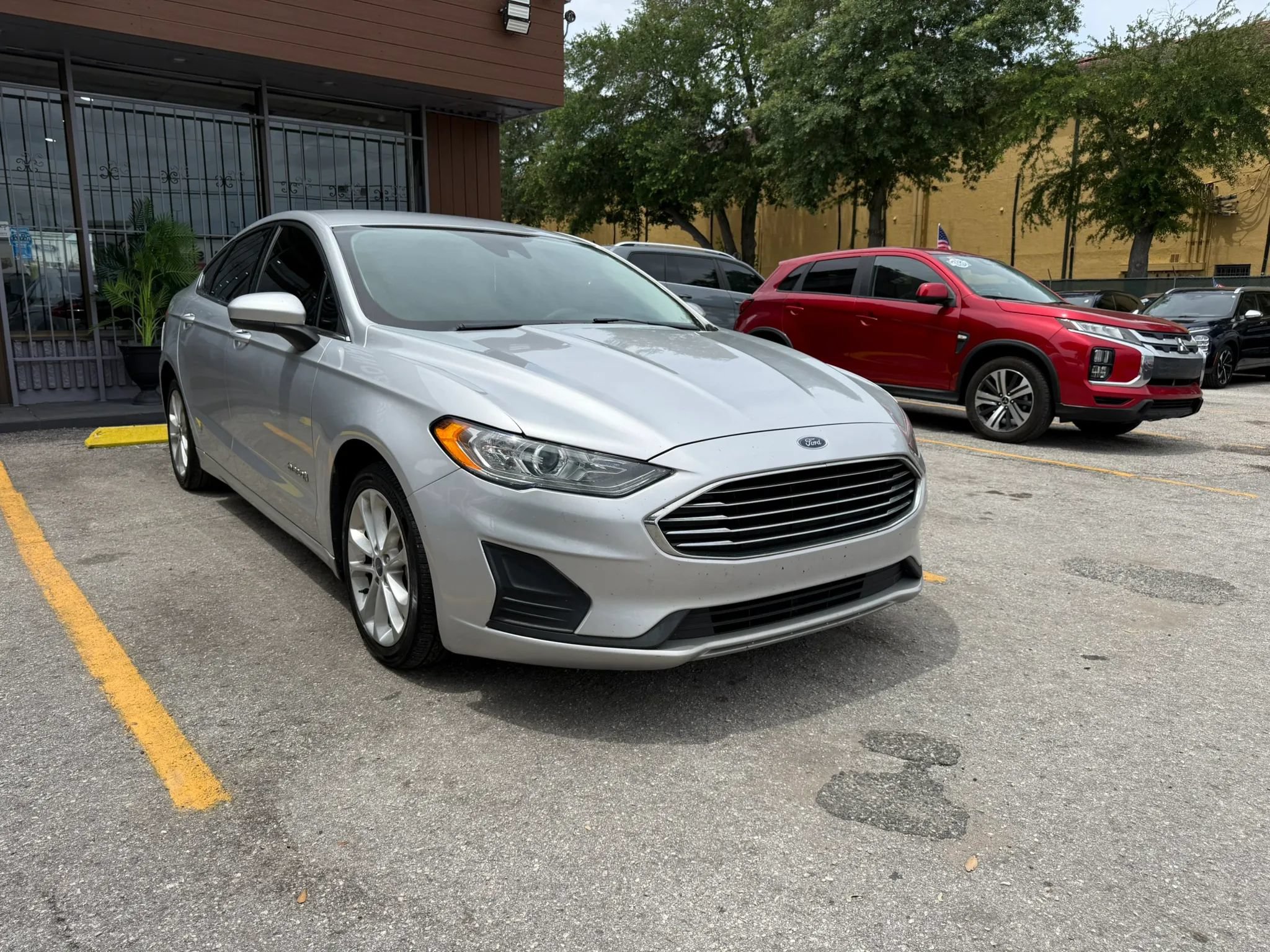 Used 2019 Ford Fusion SE FWD image 3