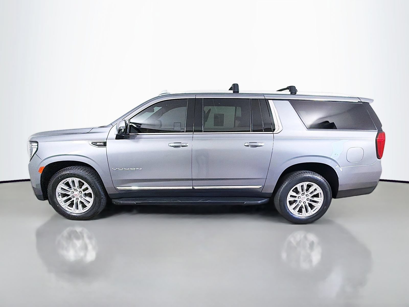 Used 2022 GMC Yukon XL SLT w/ SLT Premium Package AWD/4WD image 2