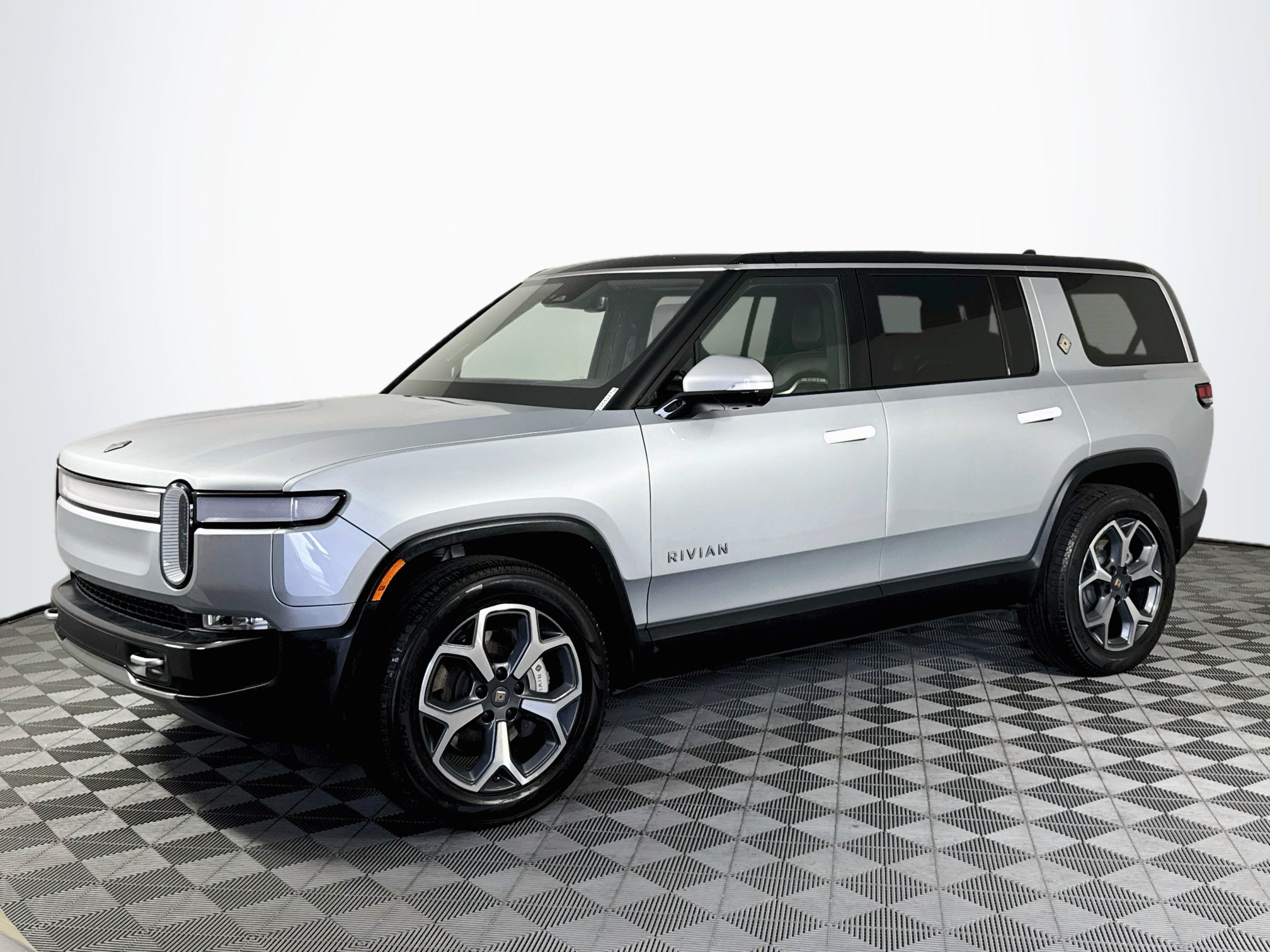 Used 2024 Rivian R1S Adventure AWD/4WD image 4