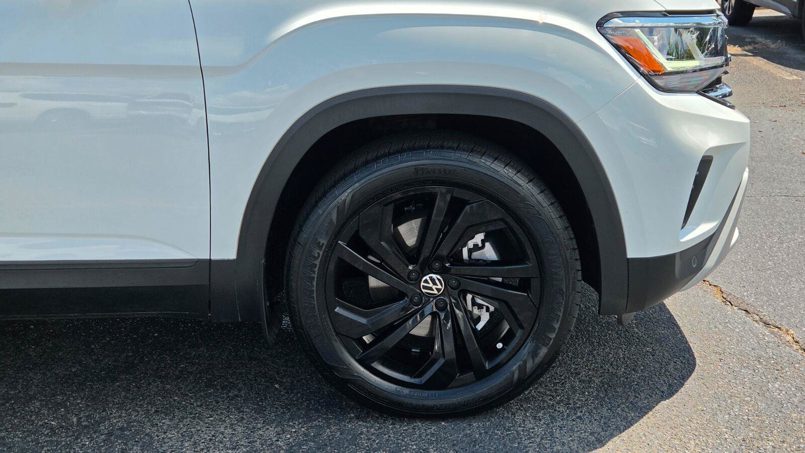 Certified 2023 Volkswagen Atlas SE w/ Black Wheel Package FWD image 16