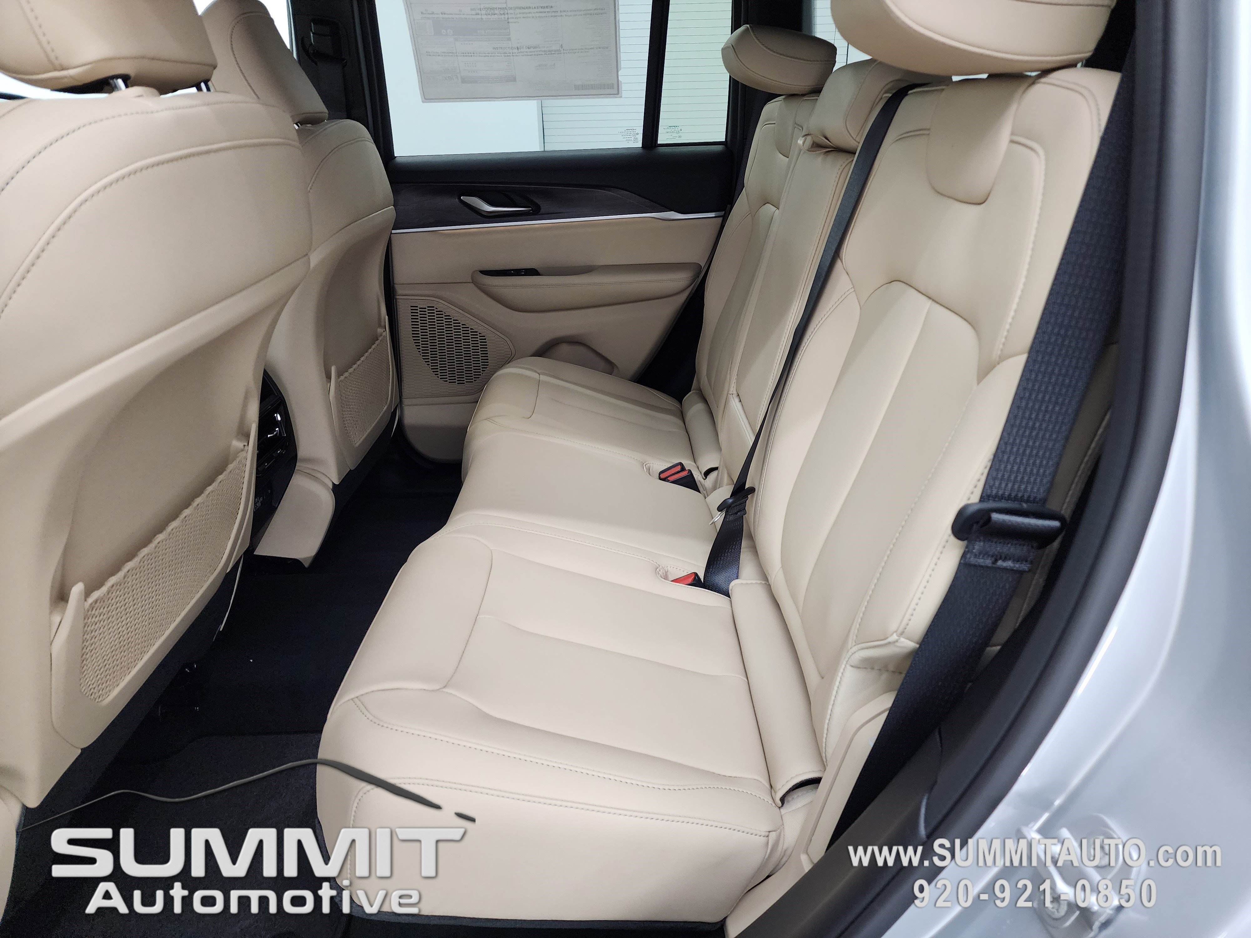 New 2025 Jeep Grand Cherokee Limited w/ Black Appearance Package image 9