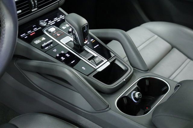 Used 2022 Porsche Cayenne Platinum Edition image 30