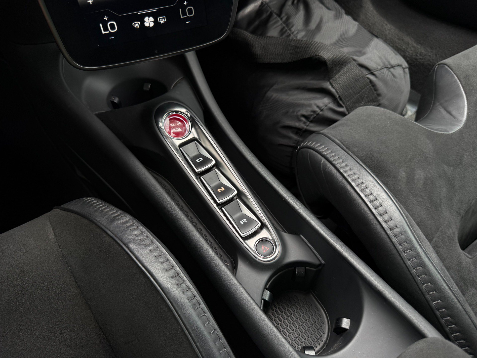 Used 2024 McLaren Artura RWD image 31