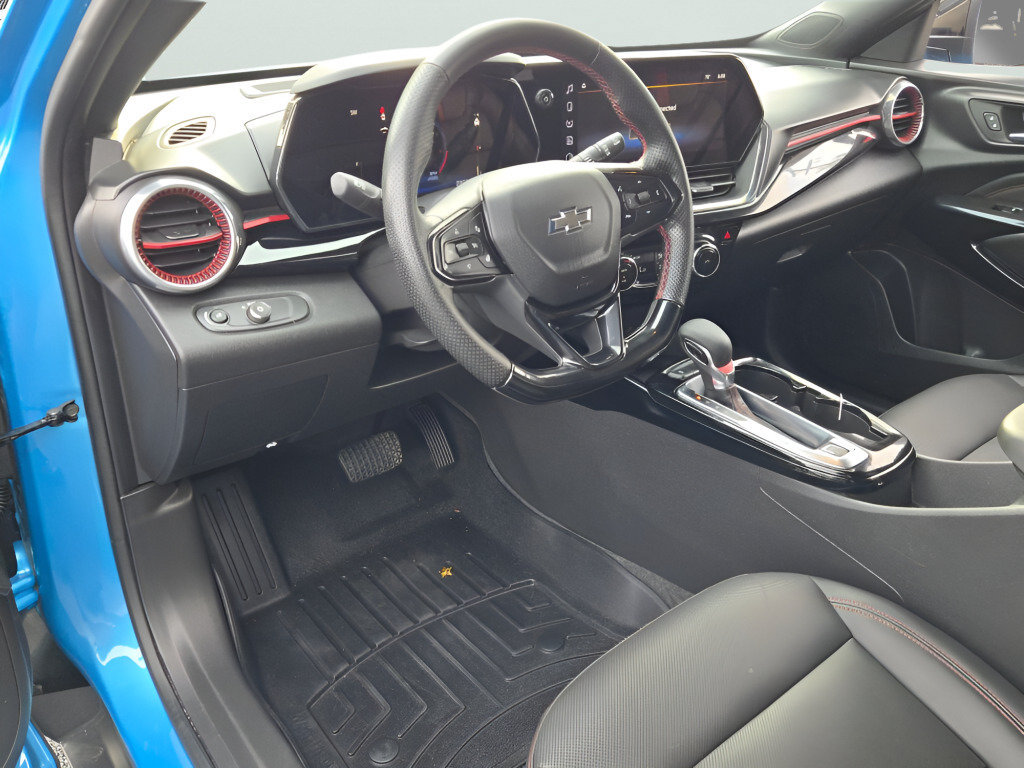 Used 2025 Chevrolet Trax RS w/ Sunroof Package FWD image 26