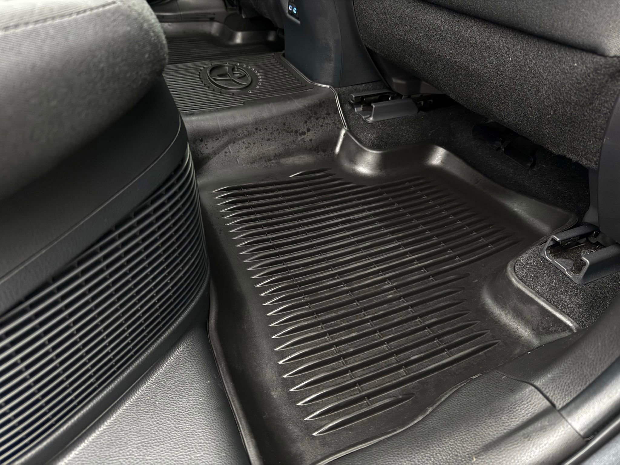 Used 2022 Toyota RAV4 SE image 23