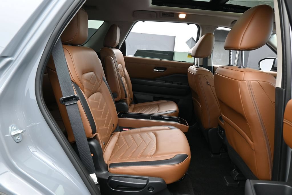 Used 2024 Nissan Pathfinder Platinum AWD/4WD image 44