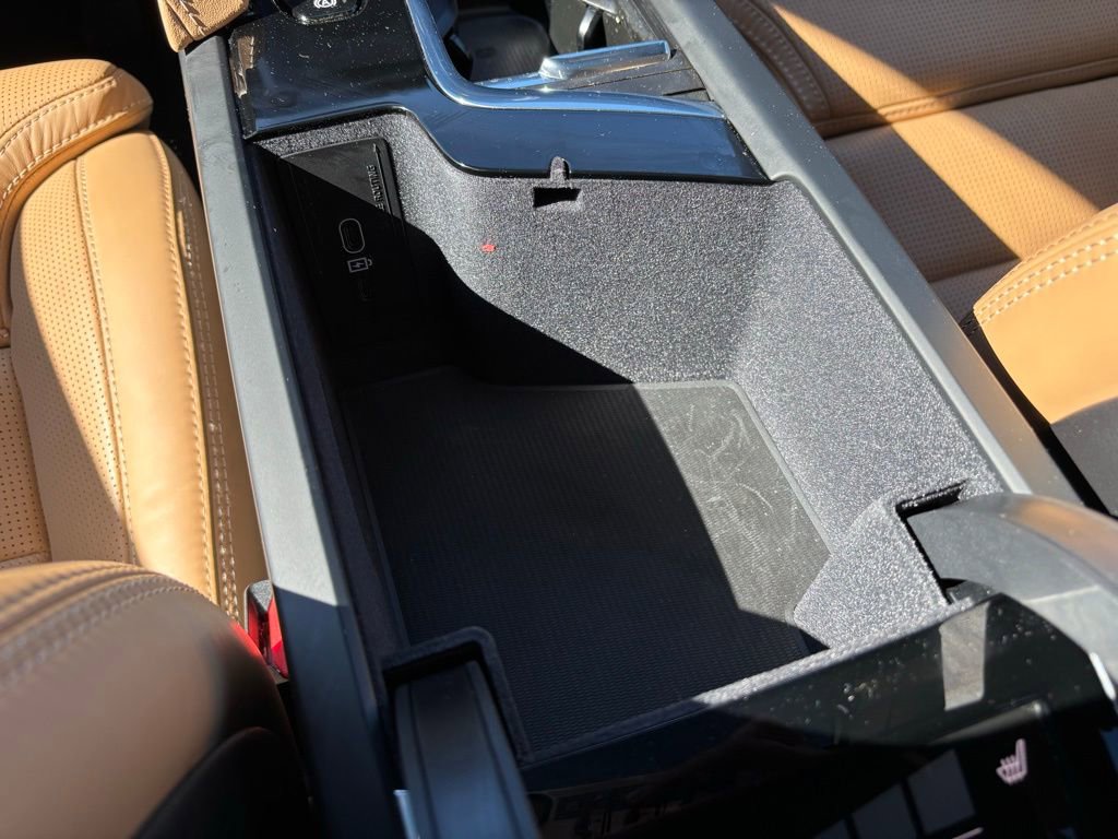 Certified 2024 Volvo XC90 T8 Ultimate w/ Protection Package Premier image 9