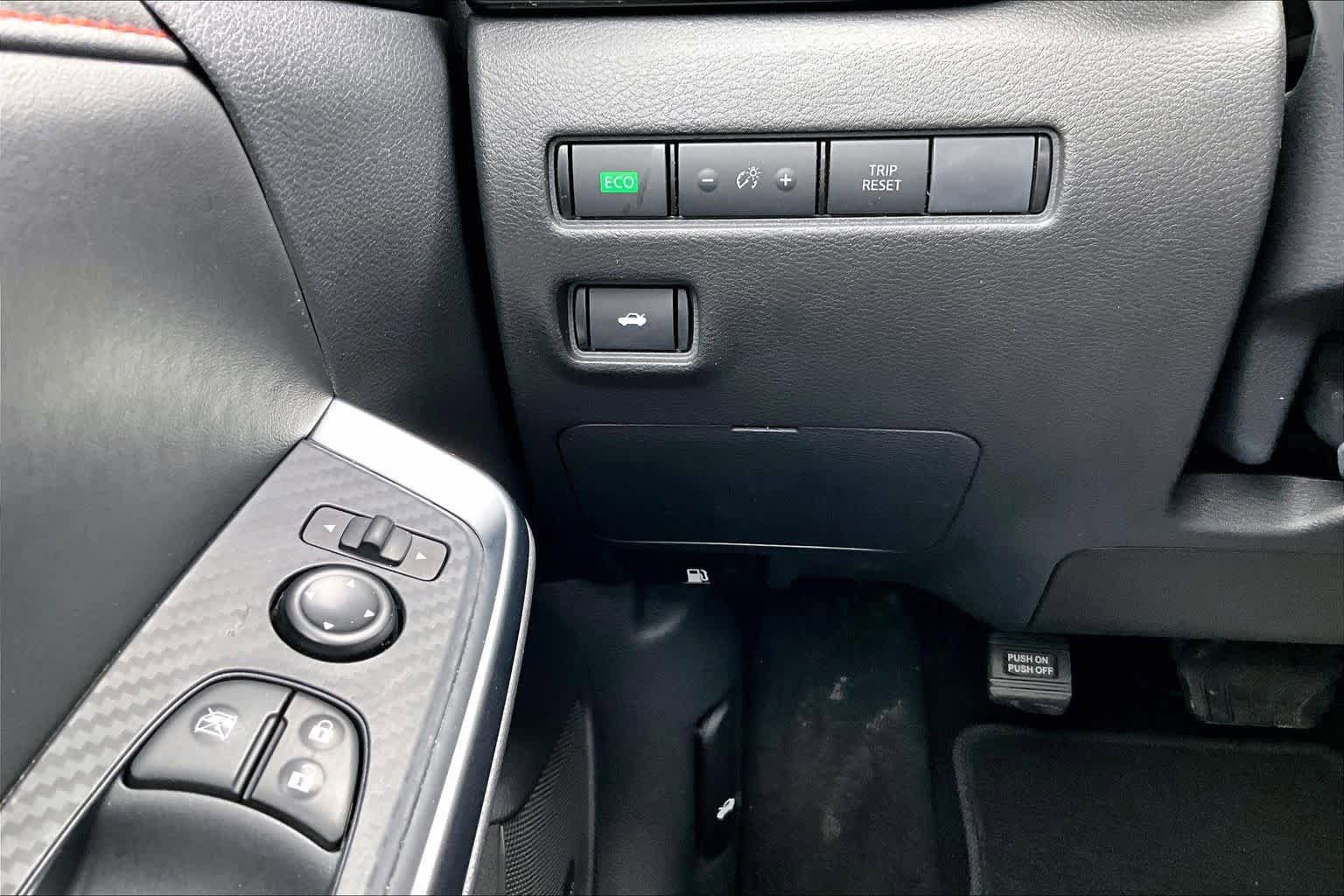 Used 2025 Nissan Sentra SR w/ SR Premium Package FWD image 33