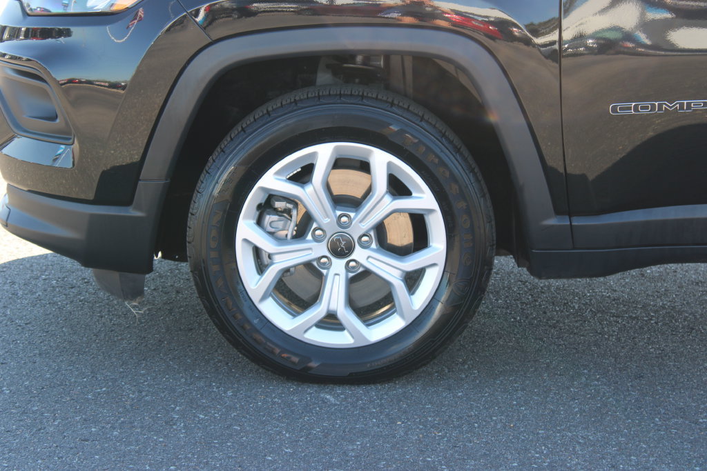 Used 2025 Jeep Compass Latitude AWD/4WD image 16
