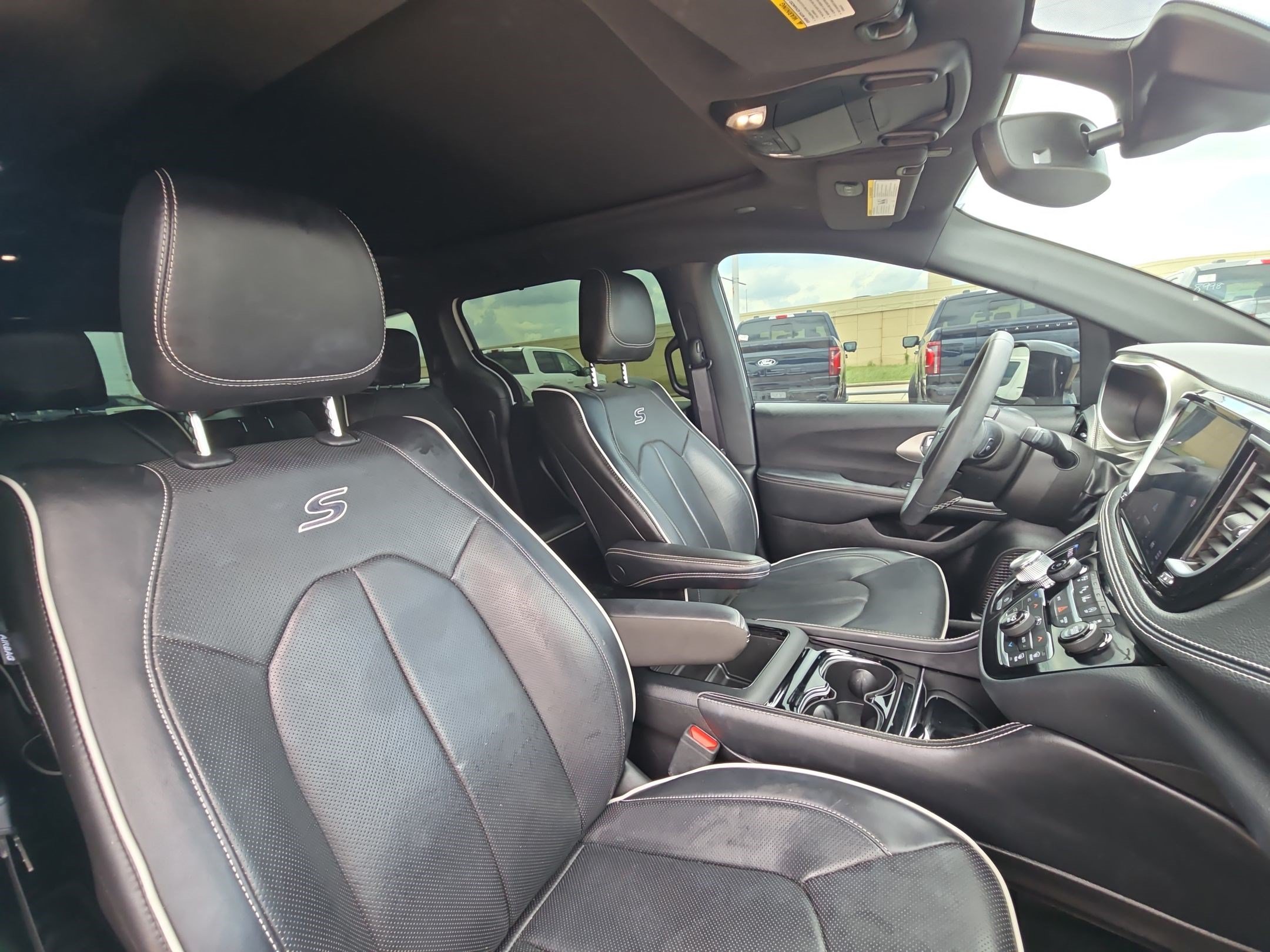 Used 2024 Chrysler Pacifica Limited w/ Uconnect Theater Family Group FWD image 32