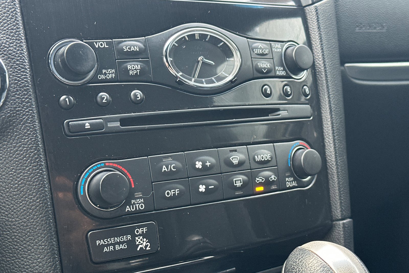 Used 2017 INFINITI QX70 AWD w/ Premium Package image 18