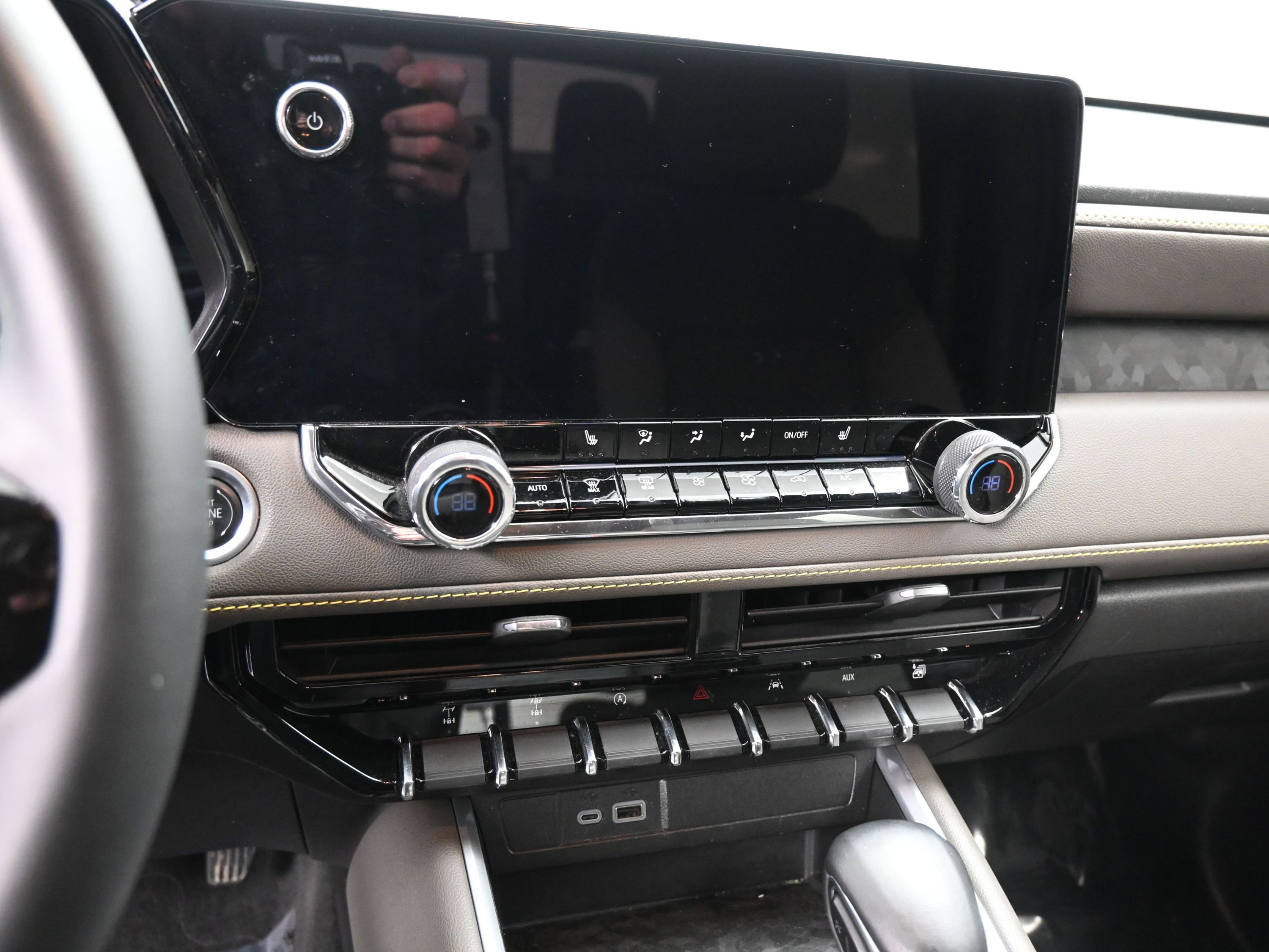 Used 2024 Chevrolet Colorado ZR2 w/ Technology Package image 15