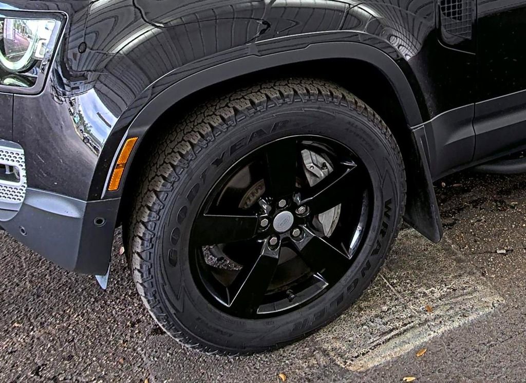 Used 2025 Land Rover Defender 110 S image 19