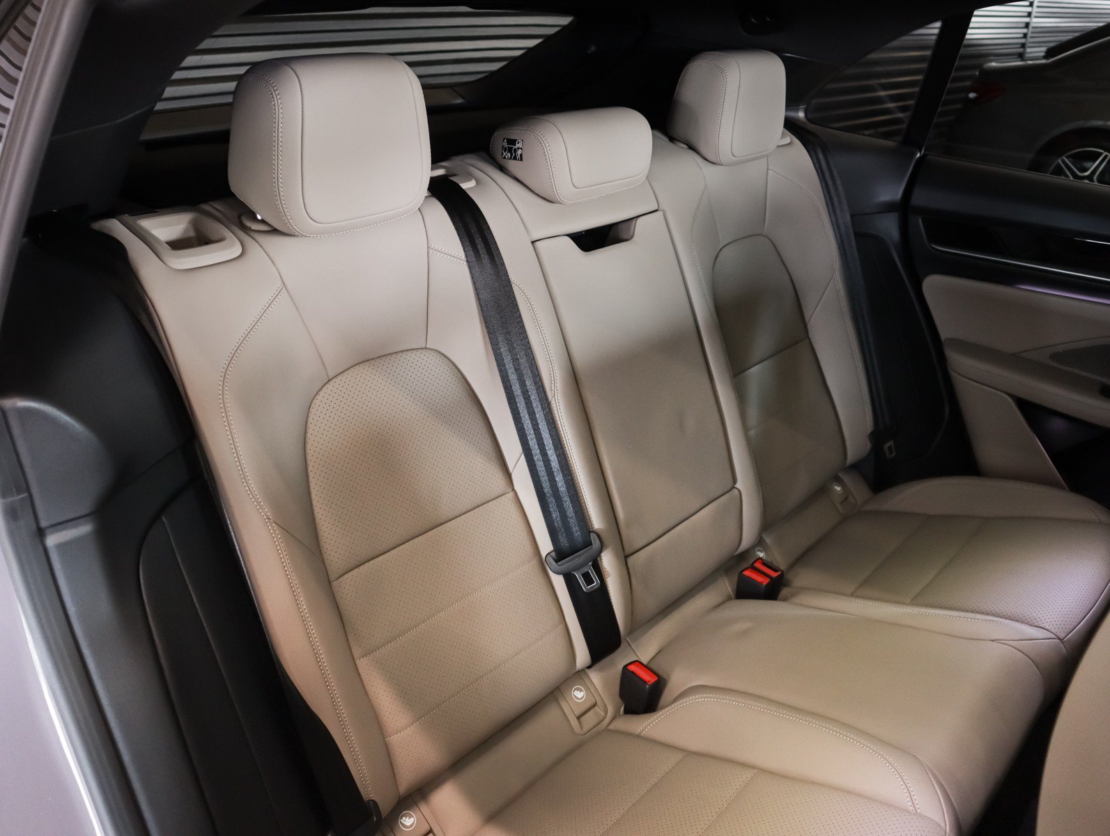 Certified 2025 Porsche Macan Electric RWD image 6