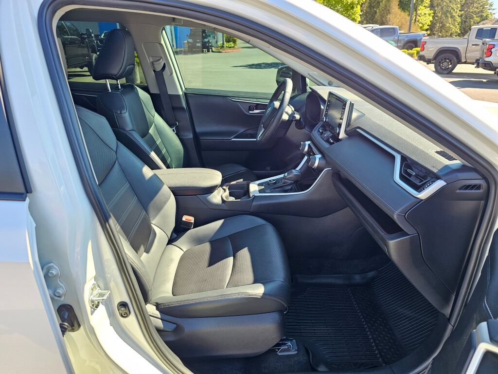 Used 2021 Toyota RAV4 Limited AWD/4WD image 30