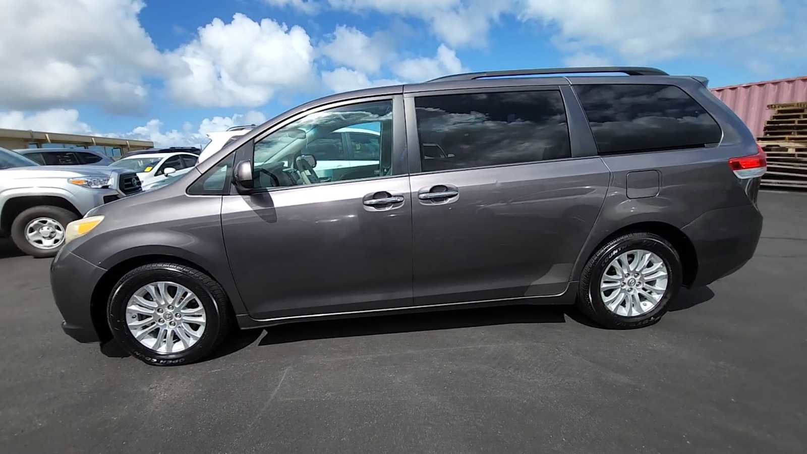 Used 2012 Toyota Sienna XLE image 4