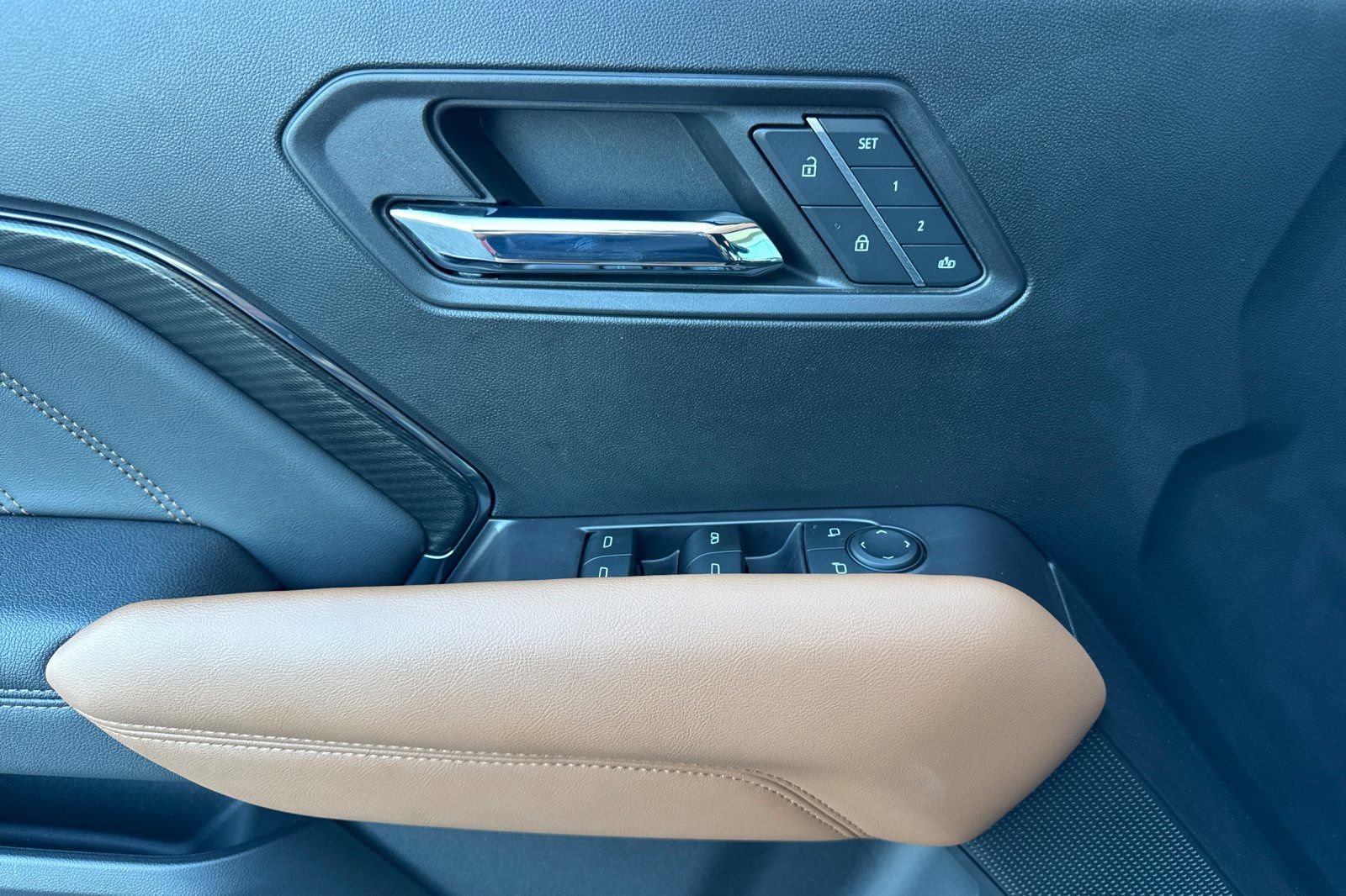 Certified 2023 GMC Canyon AT4 w/ AT4 Premium Package AWD/4WD image 11