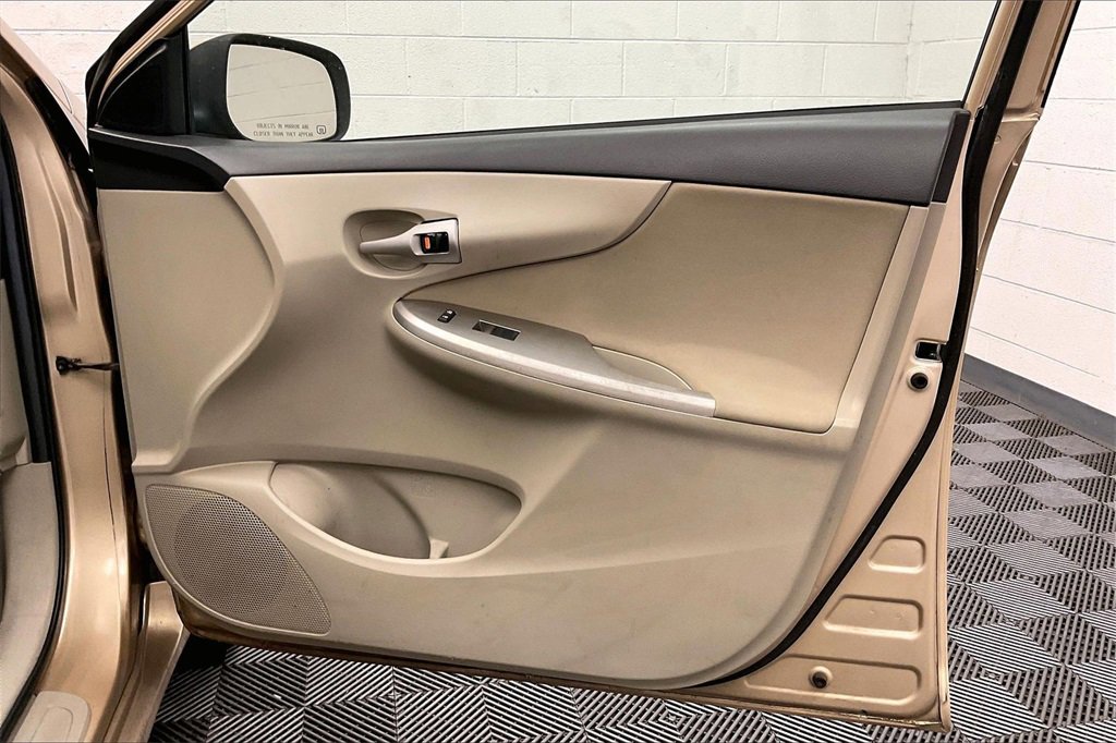 Used 2013 Toyota Corolla LE image 21