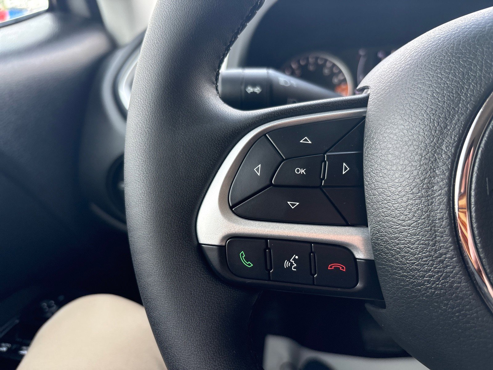 Used 2019 Jeep Renegade Latitude AWD/4WD image 14