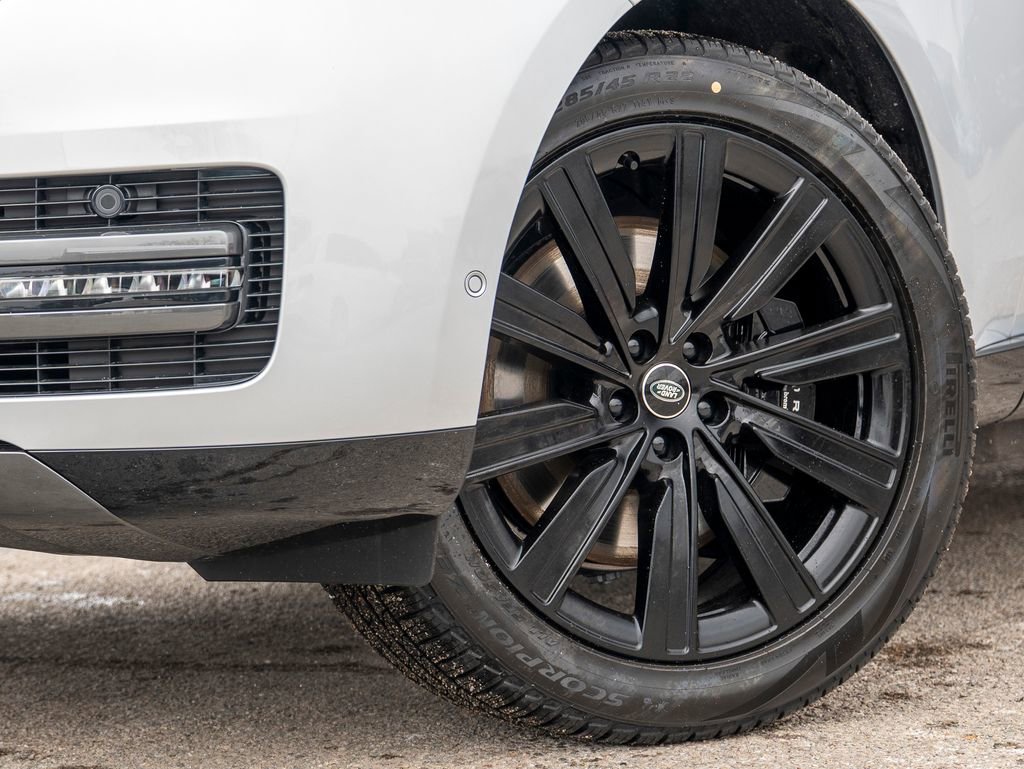 New 2025 Land Rover Range Rover SE image 9