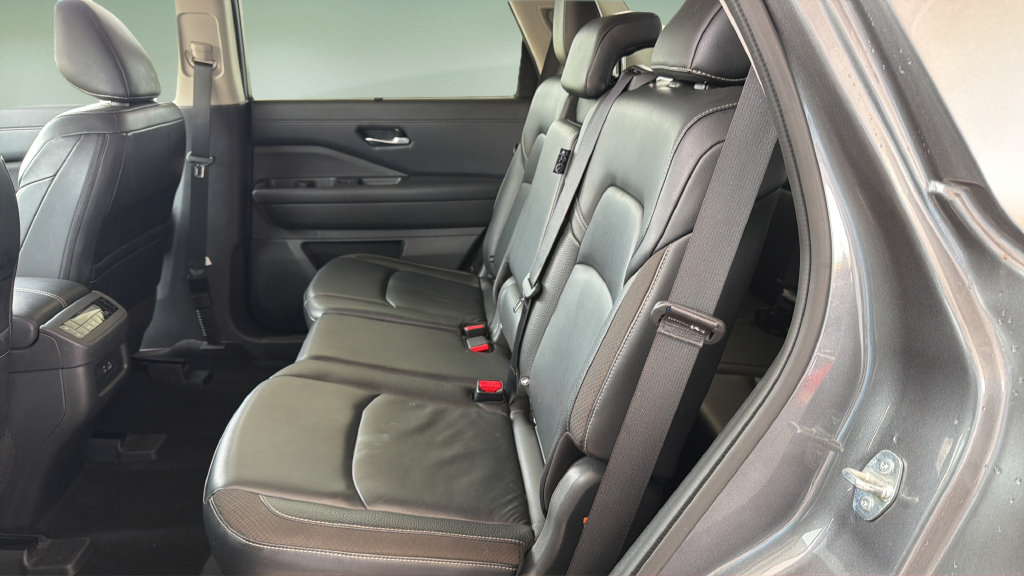 Used 2024 Nissan Pathfinder SL AWD/4WD image 12