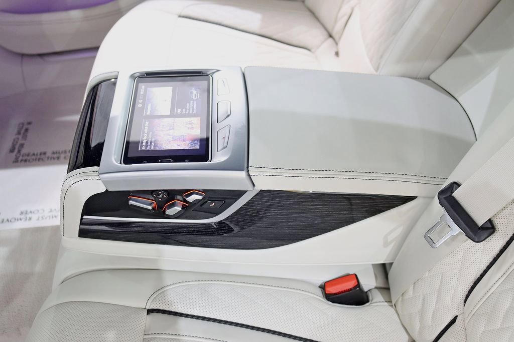 Used 2022 BMW ALPINA B7 xDrive w/ Luxury Rear Seating Package image 30