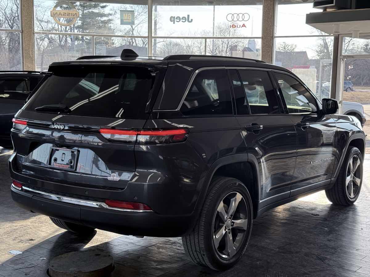 Used 2023 Jeep Grand Cherokee Laredo w/ Luxury Tech Group I image 9