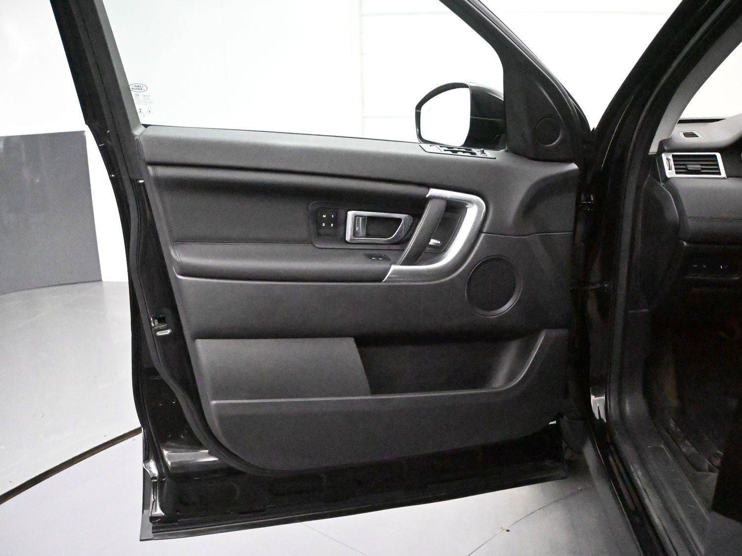 Used 2017 Land Rover Discovery Sport HSE image 11