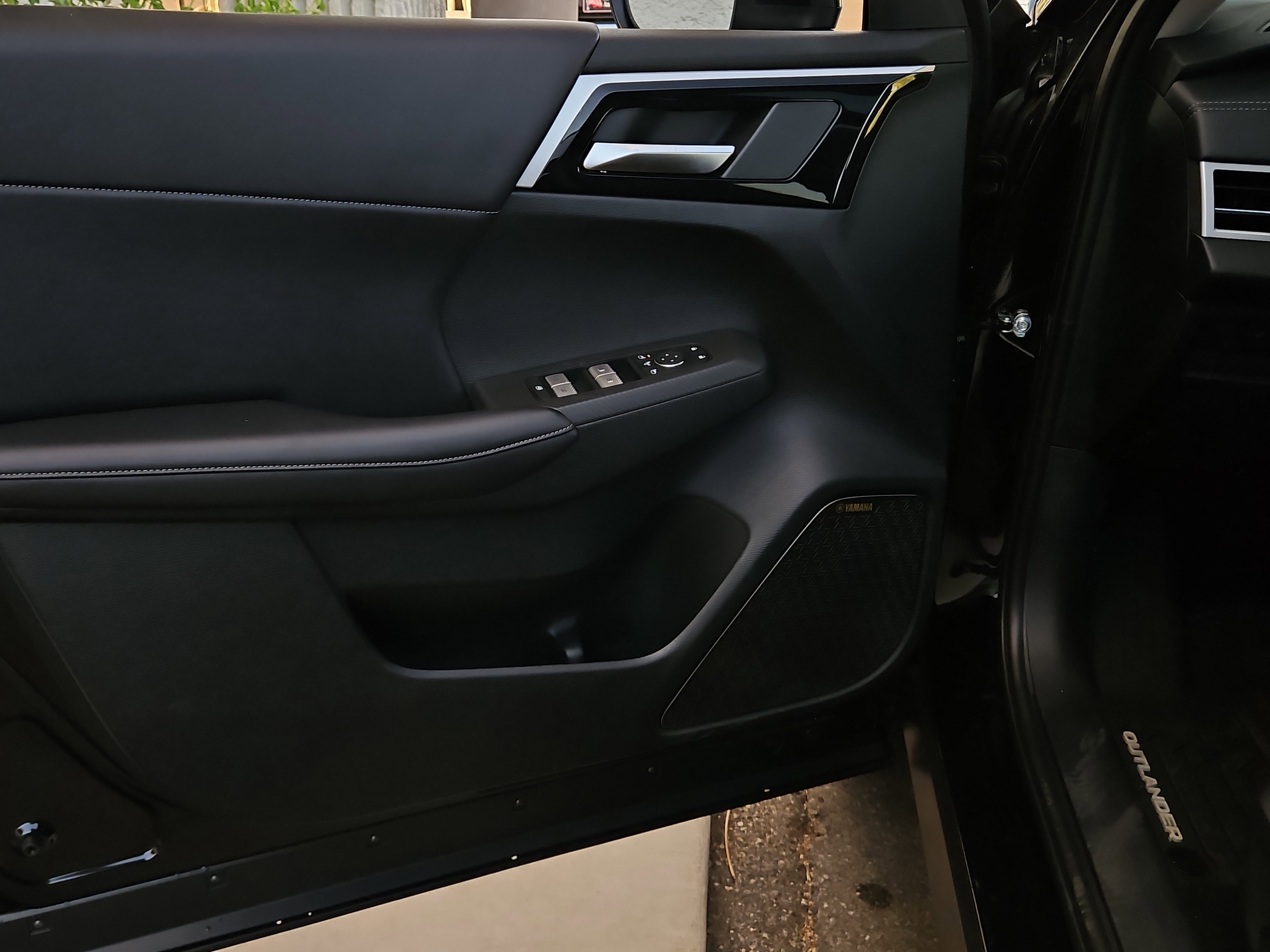 New 2025 Mitsubishi Outlander SE image 6