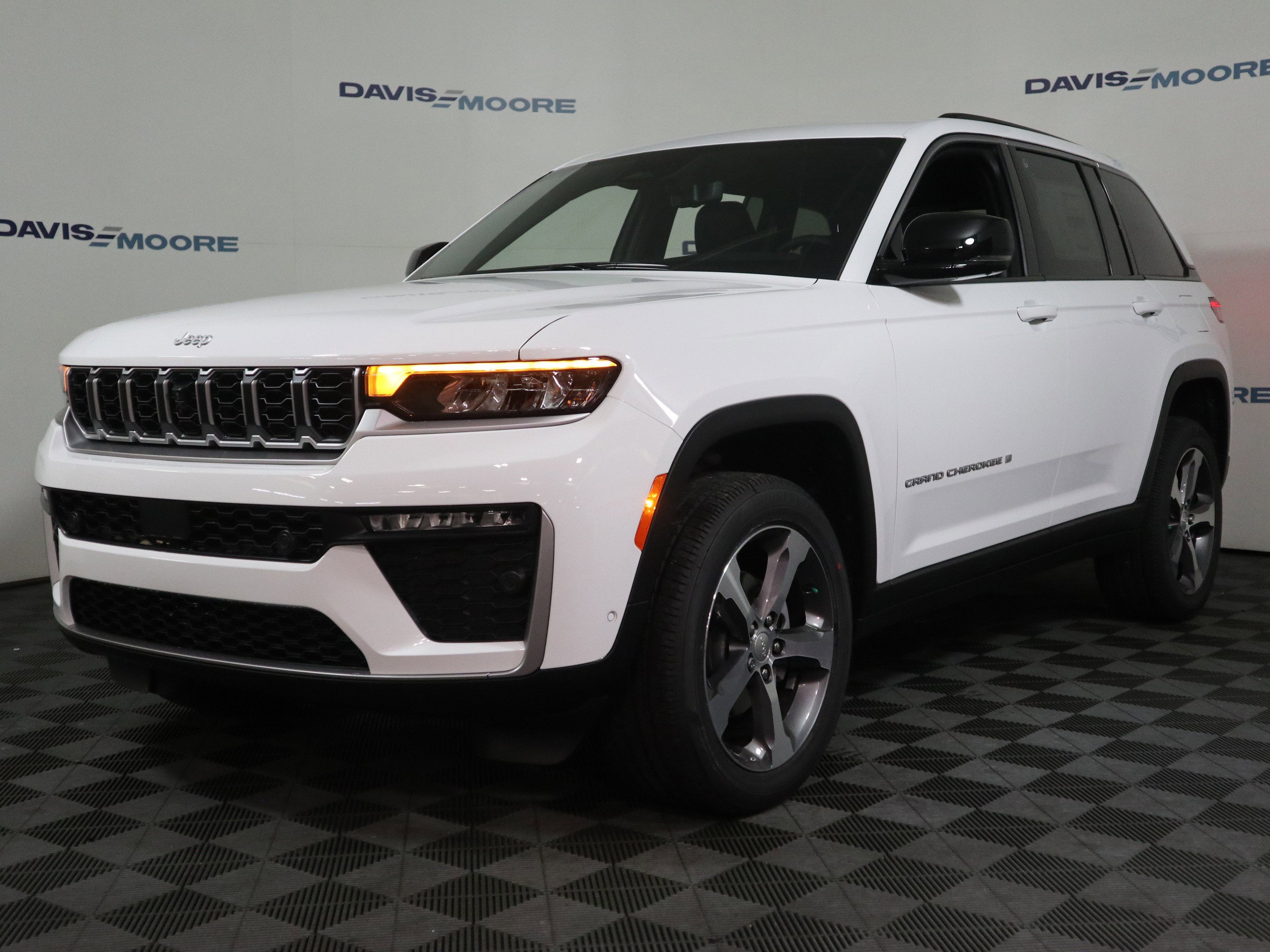 New 2026 Jeep Grand Cherokee Limited w/ Luxury Tech Group II AWD/4WD image 12