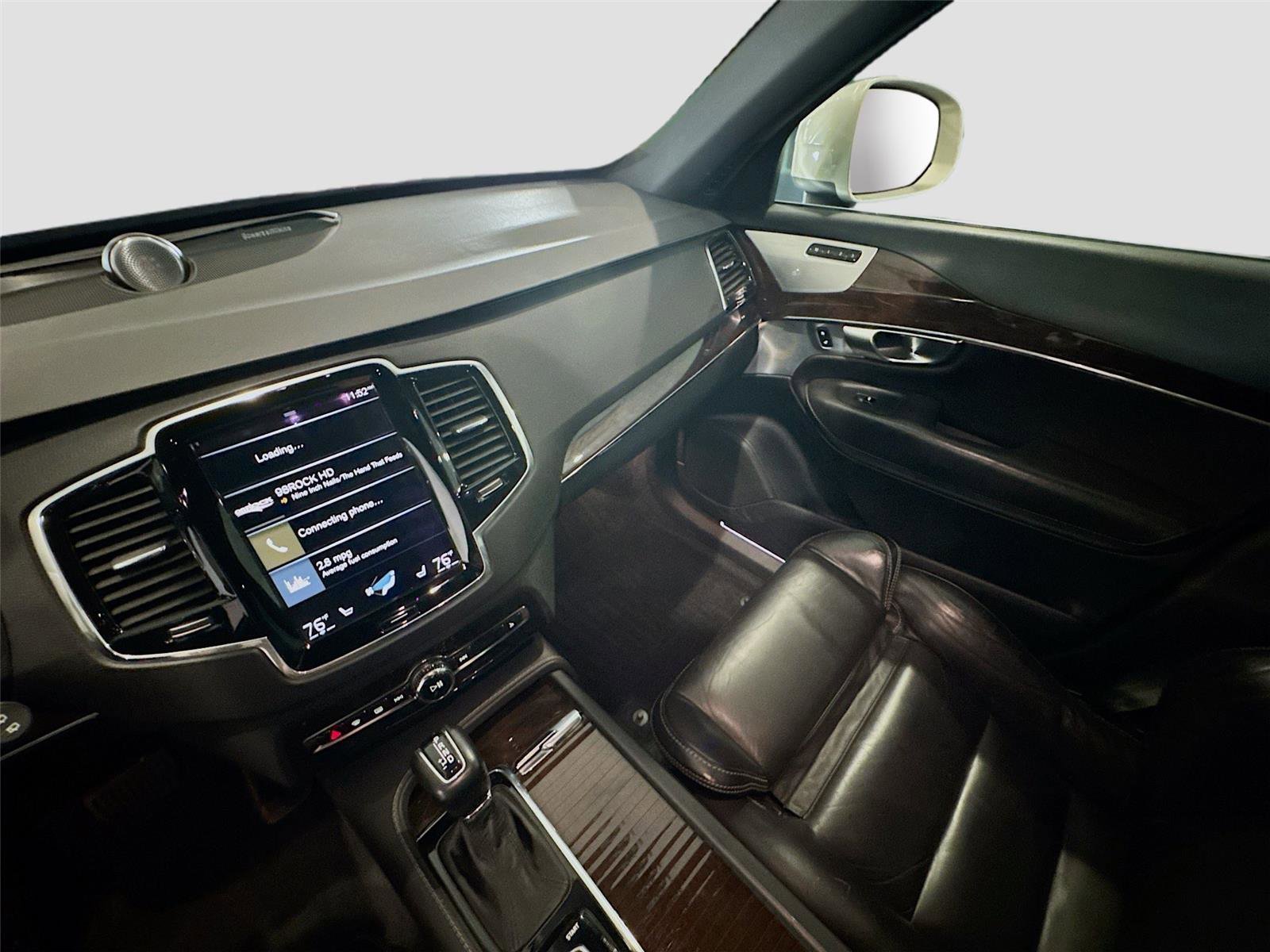 Used 2017 Volvo XC90 T6 Momentum w/ Vision Package image 8