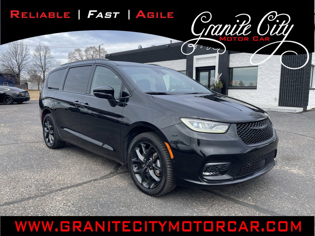 Used 2021 Chrysler Pacifica Limited w/ Uconnect Theater Family Group