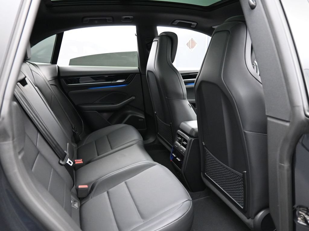 Certified 2025 Porsche Macan Electric RWD image 27