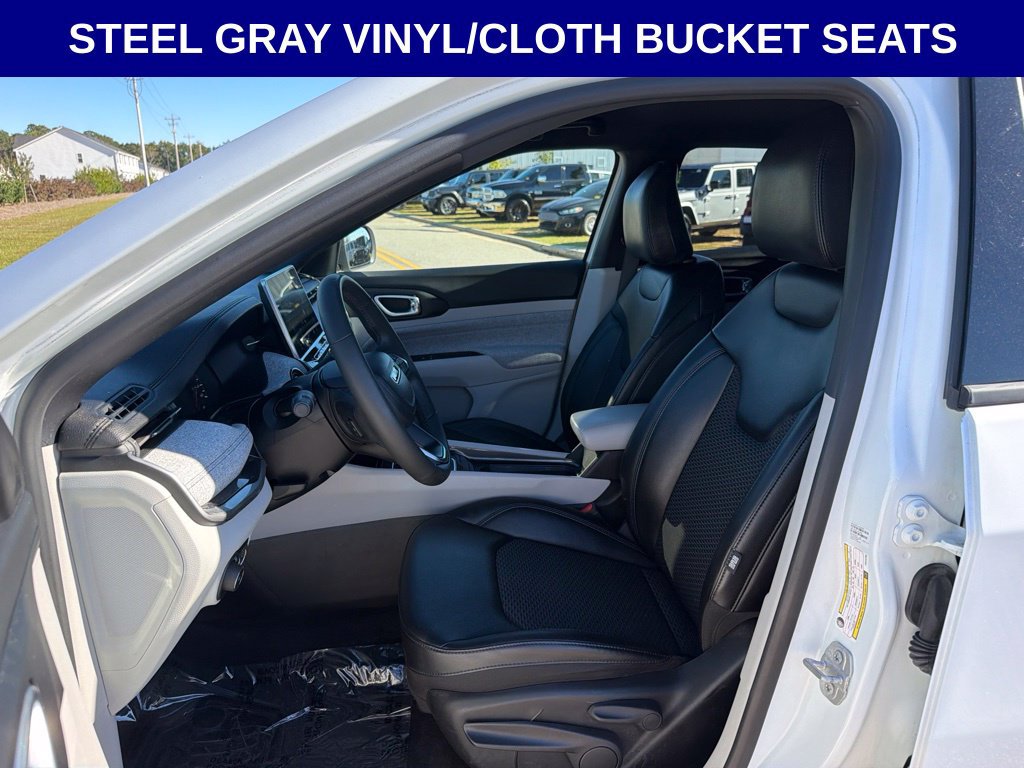 Used 2023 Jeep Compass Latitude AWD/4WD image 3