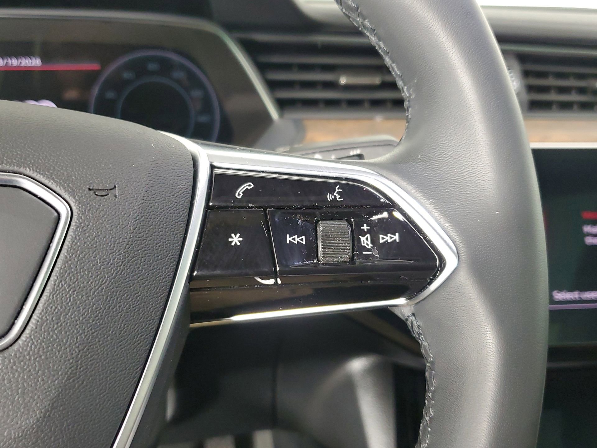 Used 2023 Audi e-tron Premium Plus w/ Premium Plus Package image 36