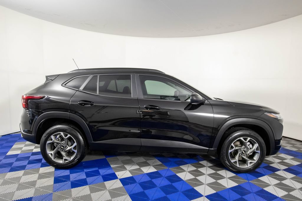 Used 2025 Chevrolet Trax LT FWD image 4