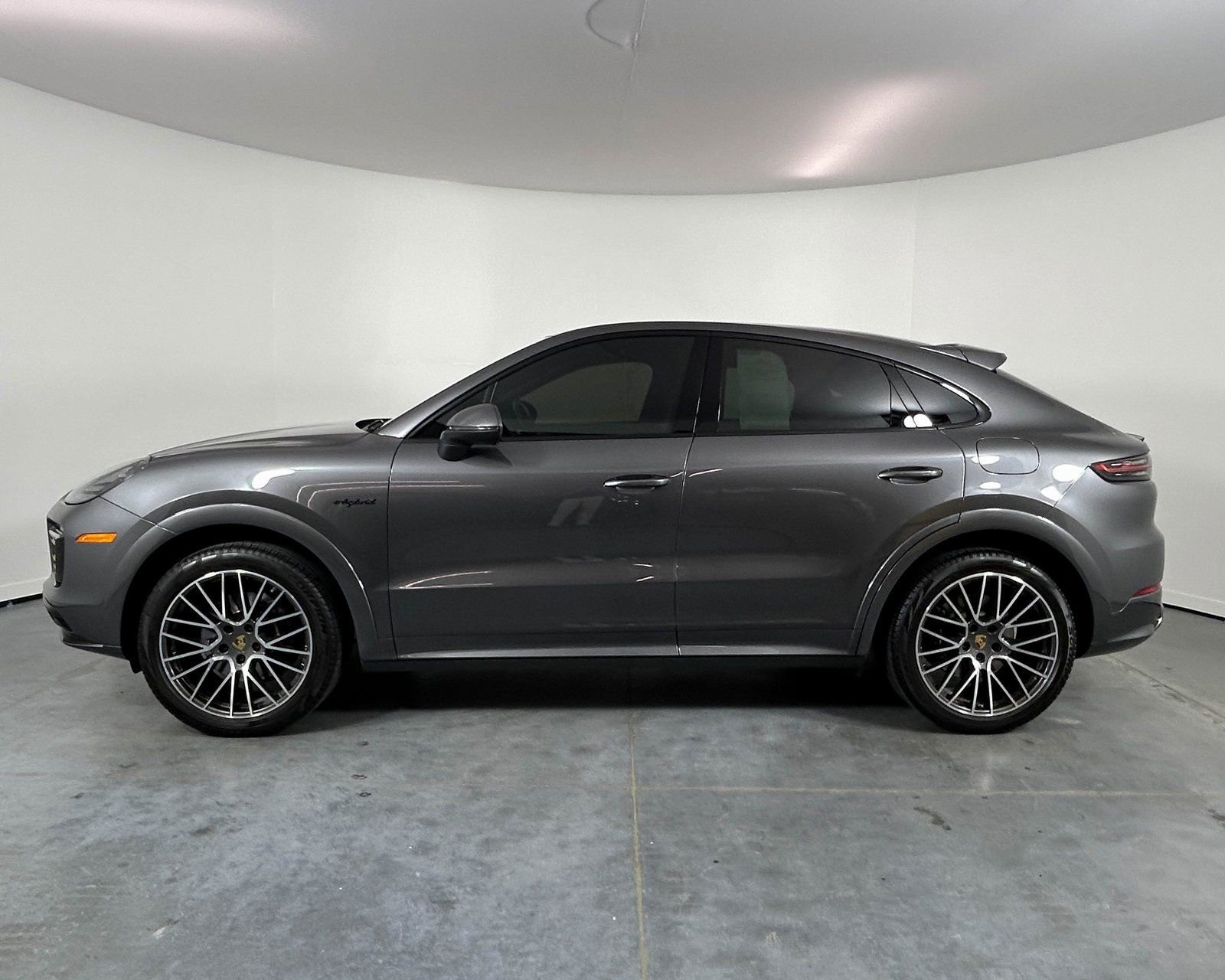 Used 2023 Porsche Cayenne Coupe image 2