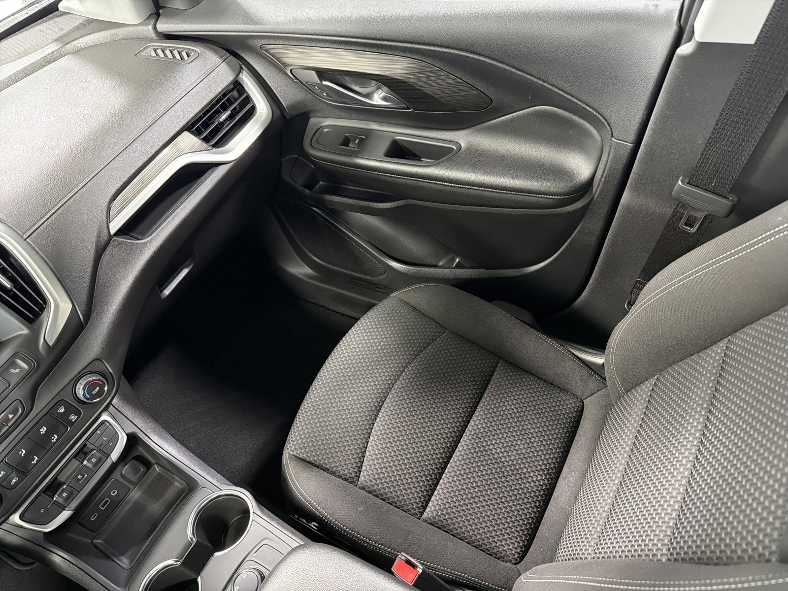 Used 2024 GMC Terrain SLE image 11